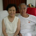 葉英晉老先生與其夫人洪淑滿。伉儷情深。