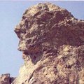 希臘人相信這是妮俄柏的化身, 亦稱哭泣之石''Weeping Stone''  座落在 Mount Sipylus, Manisa, Turkey