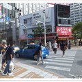 國際通是那霸市最主要的街道，也是琉球最大的觀光購物區，人潮很多，而我們推著小蝦兔，逛不完。