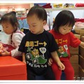 在百貨公司的童裝專櫃用蝦兔的生日券買衣服，蝦兔和小姊姊交流玩耍，直到對方的媽媽離開。