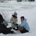 結凍的鴨子湖前上演圍巾爭奪戰的戲碼