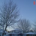 晨時的月亮(2) 東方巳發白,月兒仍高掛天空,從我家前院拍攝