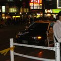 10.看看警察們為了給周玉蔻舉牌多麼緊急的來,還鳴笛逆向行駛,地點在劍潭捷運站前