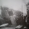 紅衛兵正在搗毀孔廟成化碑2