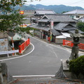 庵治町櫻八幡神社・宮の下橋
在電影中亞紀就是坐在這階梯上對著朔太郎呵呵大笑，之後兩人一起騎著車在庵治町一帶四處遊玩。

