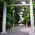 富良野小學的馬路對面就是富良野神社，在「溫柔時光」劇中勇吉新年夜時就是在這裡幫兒子求的御守。