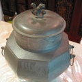 材質: 錫
年代:清朝
六邊緣獅鈕錫茶罐