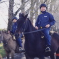 上陣父子兵~帥~我騎的馬(麥克).特別挑的..整個農場的馬跟動物都怕它~