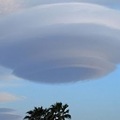 當氣流遇到其他障礙時也會形成莢狀雲，比如高度很高的雷雨雲，因為它們也通常在山丘的順風坡形成。一個山脈可以形成一系列的莢狀雲，但是如果山丘比較孤立，那麼形成莢狀雲的形狀就會是橢圓形的，遠看像UFO一樣。有時候形成的橢圓形比較多，看起來就很像一疊的盤子。