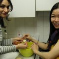 Sura和台灣學姊Peggy一起準備伊拉克婚宴常見料理