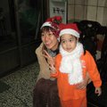 妹Azuko和姪女小謙謙，在06年聖誕節前，幼稚園遊街活動行前留念。