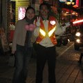 弟阿朋與弟媳惠秀，在06年聖誕節前，幼稚園遊街活動裡幫忙指揮交通。
