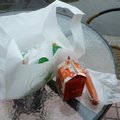 第一天的午餐-熱狗+豆漿,後面那包就是用來擦流不停的鼻水的衛生紙