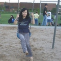 2006年，在大姐家旁的小公園盪鞦韆．（科泉市，科羅拉多洲）