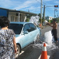 利用破裂水管的水洗車-居民也拿臉盆來幫忙