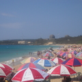 墾丁南灣沙灘的遮陽傘
