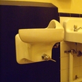 女廁內的飲水槽 長得像蹲式馬桶