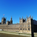 倫敦泰晤士河畔國會大廈和大鵬鐘周圍街景