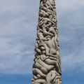 此柱高17公尺，作者以及三個石匠花了15年的時間，以一整塊花岡岩雕成。上面共有121個男女老少的裸體人物形象，首尾相接，向上盤旋，展現了人生的生老病死。


