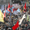 瑞士日內瓦街頭，反資本主義示威者28日參與遊行，抗議將於30日舉行的世界貿易組織部長級會議。世界貿易組織第7屆部長級會議將於11月30日至12月2日假世貿組織日內瓦總部舉行。（圖文／路透）
