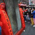 台灣大學博士生朱政騏（左二）及台北藝術大學碩士生王柏鈞（左一），7日在迪化街口扮成「人肉春聯」，向前往年貨大街採購的民眾表達訴求，希望政府與社會重視派遣勞工問題。 （圖文╱台灣立報╱郭晉瑋）