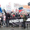 大批冰島民眾5日示威遊行，前往國會抗議償還英荷外債，他們也認為此事根本沒有公投必要。歐新社