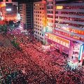 1989年無殼蝸牛運動夜宿忠孝東路黃金地段，抗議房價飆漲，萬人參與的場面非常壯觀。（中時資料照片）