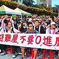 88風災一周年，昨日台灣原住民族部落行動聯盟號召數百名原住民夜宿凱道，抗議政府重建速度慢。蘋果日報/胡瑞麒攝