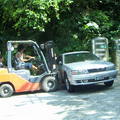 佛像搬運---(4)展開作業前,須先用堆高機搬移擋路的車輛.