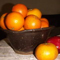將幾個橘子推疊在舊缽之中,然後安置在適當的位置,就是一項應景的佈置;
如果再剪個