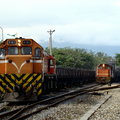 990404-14:54 台泥大車與台泥小調車機~好難得的畫面~945過我身旁時師傅又摧了一下.感覺好震撼~大車的聲音真的很獨特~