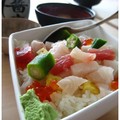 和風居食屋「Tokyo Kitchen」有一道花散壽司飯，菜單上的圖片和實物都很悅目。雖然實際上生魚片少得多，材料卻很新鮮。套餐的配菜都普通而已，份量也少。