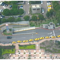 由高空餐廳俯瞰，台北車站旁排隊的黃色計程車小巧可愛，移動時有點像電玩畫面。