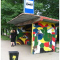 工業區路邊的這座候車亭，以稚拙的筆觸描繪出動物和小屋，水泥垃圾桶上還畫了朵小花。上漆的工匠也許是用心的素人畫家哩！
