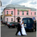 結婚旺季，新人們肆無忌憚地穿越馬路、站在馬路中央拍照。