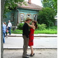俄羅斯的夏天，可說滿溢愛情的滋味！這對情侶就站在教堂門外擁吻，紅色洋裝非常醒目，引來不少路人關切。
