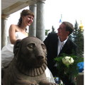 下圖是在彼得夏宮所見的其中一對新人，正坐上人人爭相合影的石獅子取景，恰巧讓我抓到新娘覺得（坐上獅子）好笑、新郎無限愛憐的表情。
