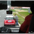 在導遊小姐葉娜（右方車上背影的主人）的「監視」下，司機迅速和車行老闆完成「交易」（司機左手上拿的就是老闆塞給他的一筆加油錢）。（烏龍事件：http://blog.udn.com/treeman/1435652）
