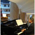 頗具個人風格的鋼琴師不定時的即興演奏，在大廳上空迴蕩。
