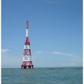 和東京鐵塔一樣紅白相間，這海上的鐵塔沒有朝聖的遊客，卻有潮汐定時相伴。