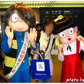 柯南和鬼太郎是日本鳥取縣的兩大動漫明星。這張圖即為鬼太郎和妹妹一起擔任觀光大使，到機場接機，不但送每位遊客一袋禮物，還合影留念。