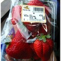 媽媽和阿姨買的草莓超級新鮮、香氣濃郁，是由東伯郡大榮町西園的市村翰先生用心栽培長大的。