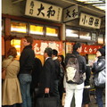 大和壽司門前的隊伍多為台灣和香港的遊客，也有阿督仔。