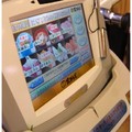 由桌旁電腦螢幕上可查得所有菜色，圖片精美附文字，方便顧客現點。
