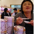 在這家超大型的元氣壽司店裡用餐，氣氛實在很愉快。圖右這位是好友小姨的兒子龍一，正表演著吃撐的搞笑動作。
