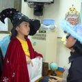 先跟我練習要糖:Trick or Treat...
這個孩子的巫婆帽和袍子挺棒的呦!我也很喜歡他的裝扮!
