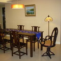 餐桌其實是明式畫桌，尺度大又文雅，配上四張明式簡單線條的餐椅和兩張有上海風的主餐椅，相當契合。牆上的油畫則是父親的傑作。