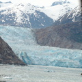 2010年5月兩個女兒放下手邊工作與我們一起來了一趟阿拉斯加十天郵輪之旅。這個
冰河是行程中一個景點。冰河左下角還正在分裂﹐現場配上分裂撞擊的聲音﹐非常壯觀。分裂的冰塊﹐鋪蓋着狹窄的山間水道上﹐漂流着。。。。