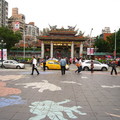 台北第一名剎─龍山寺，就是當地居民信仰、活動、集會和指揮的中心。