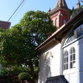 偕醫館。仍保持1880年初建時的原貌。有閩南瓦屋頂和西洋栱形門窗的中西合璧特色。